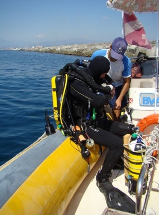  Bajo el agua en el bote